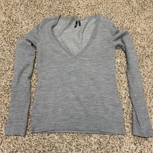 🌟HP🌟 Gray Takeout VNeck Sweater Lg Jr